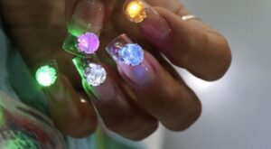 Conviértete en la reina de la pista con las uñas LED