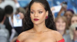 Escotazo sublime, Rihanna acapara todas las miradas con este vestido de Giambattista Valli