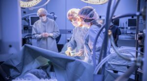 Sabemos qué música prefieren los cirujanos para operar (y no es la que crees)