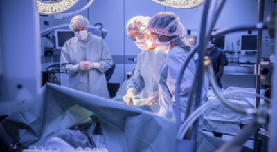 Sabemos qué música prefieren los cirujanos para operar (y no es la que crees)