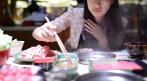 Un restaurante ofrece descuentos en función de la talla de pecho de sus clientas