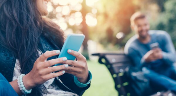 ¿Es esta la cita de Tinder más surrealista del mundo? (Incluye heces y bomberos)