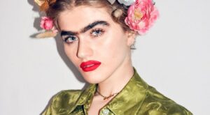 Esta modelo ha puesto de moda el entrecejo y lo luce así de orgullosa