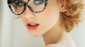 Los peinados más favorecedores para chicas con gafas