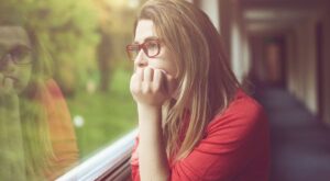 ¿En qué te puede ayudar pensar mal de los demás?