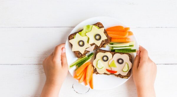 ¡Saludable y divertida! ¿Cómo debe ser la cena perfecta para los niños?
