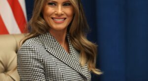 Melania Trump y su traje dos piezas de Dior, mejor look de la semana