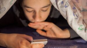 La red social Sarahah es un peligro para los adolescentes y te contamos por qué