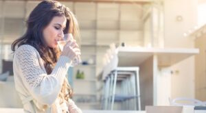 Agua mineral natural: ¿qué ventajas tiene frente a otros tipos de agua?