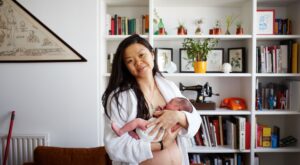 Esta artista fotografía a jóvenes mamás después del parto