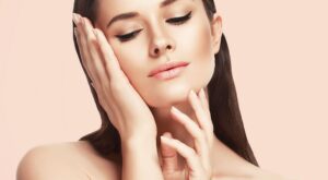 Viste tu piel con maquillaje: ¿por qué es importante utilizar base?