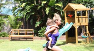 Esta joven mamá transforma sus entrenamientos en un juego de niños