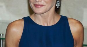 Letizia Ortiz perfecta con un vestido azul de Felipe Varela, mejor look de la semana