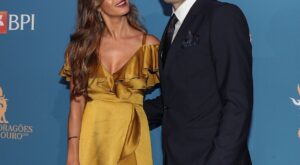 Sara Carbonero y su espectacular vestido de invitada, mejor look de la semana