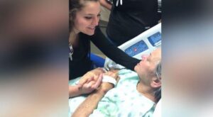 [VÍDEO] Una enfermera canta a una paciente terminal y emociona a las redes