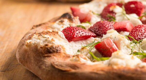 La pizza con fresa ha llegado a nuestras vidas y la gente está muy indignada