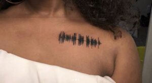 Esta chica se tatúa un mensaje de voz de su abuela fallecida