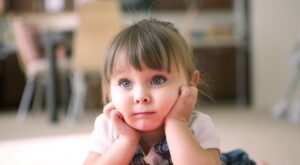 ¿Cuánto tiempo pueden ver la televisión los niños?