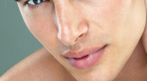 Cuidado de la piel de un hombre