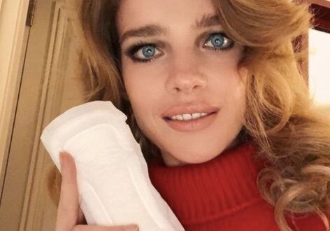 Natalia Vodianova posa con una compresa para romper el tabú de la regla