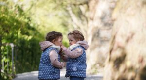 Vestir a tus hijos igual: ¿buena o mala idea?