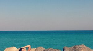 Ashley Graham posa con la colección de baño más inclusiva del verano