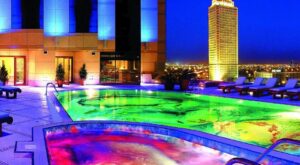 Piscinas con agua de colores que son un sueño para las noches de verano