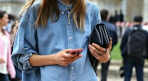 8 maneras de combinar la camisa vaquera