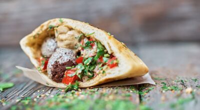 Receta de falafel tradicional servido en pan de pita