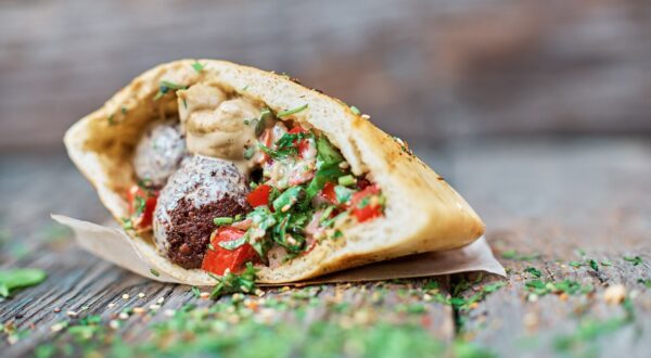 Receta de falafel tradicional servido en pan de pita