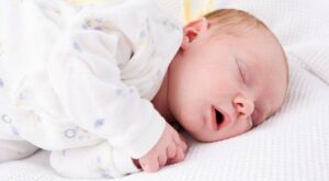 Envolver a los bebés en mantitas puede perjudicar el desarrollo natural de sus caderas