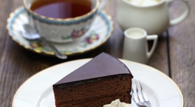 Cómo hacer tarta Sacher: la receta de la famosa tarta de chocolate austriaca