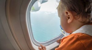 Cómo sobrevivir a un viaje en avión si tu hijo pequeño llora