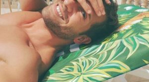 Desnudarse, la moda entre los famosos para sumar seguidores