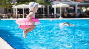 Estos accesorios ayudarán a tu bebé a aprender a nadar