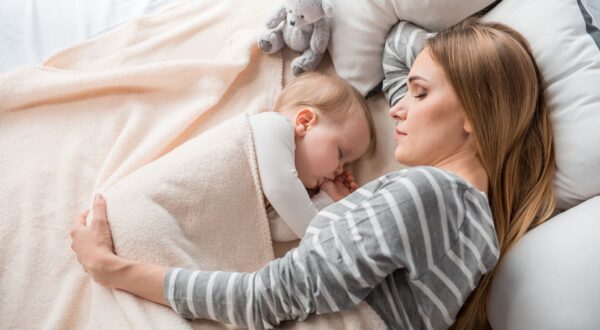 ¿Debería el bebé dormir solo o en la misma cama que los padres?