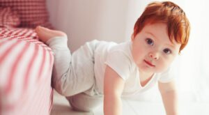 Cuidados que hay que tener en casa cuando el bebé comienza a gatear