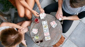 Los mejores juegos de cartas del momento para ratos muy divertidos