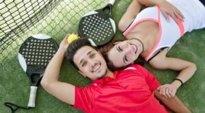 Descubre los beneficios del pádel y los accesorios más top
