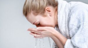 ¿Cuál es la mejor forma de desmaquillar tu rostro?