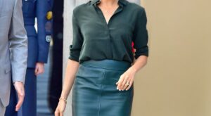 La falda de piel es la tendencia de la temporada: ¿cómo combinarla?