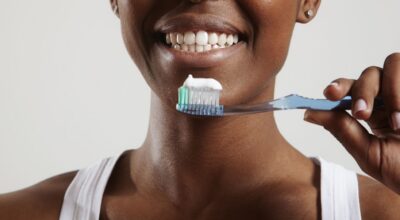 Cómo limpiar tus dientes para presumir de una sonrisa sana
