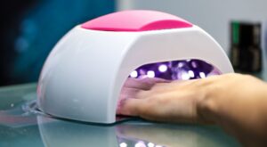 Los accesorios imprescindibles para hacerte la manicura de gel en casa