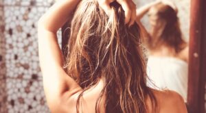 ¿Por qué es necesario exfoliar el cuero cabelludo para lucir un pelo fuerte?