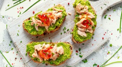 Tres recetas de tostas perfectas para una cena con amigos