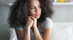 Flujo vaginal marrón: por qué puedes tenerlo antes y después de la menstruación