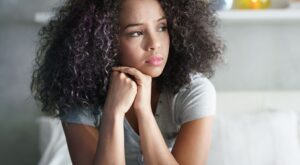 Flujo vaginal marrón: por qué puedes tenerlo antes y después de la menstruación