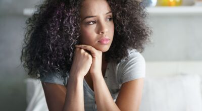 Flujo vaginal marrón: por qué puedes tenerlo antes y después de la menstruación