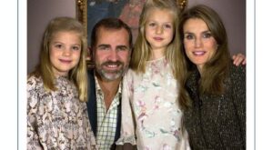 Los Reyes y los príncipes felicitan la Navidad