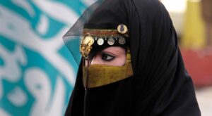 Los saudíes culpan al maquillaje de ojos del aumento de abusos sexuales en el país